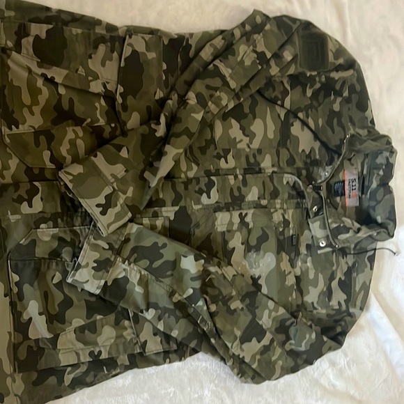 Real army jacket brand 5.11 tactical size extra-large.